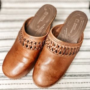 White Mountain, tan leather, wood grain heel clogs